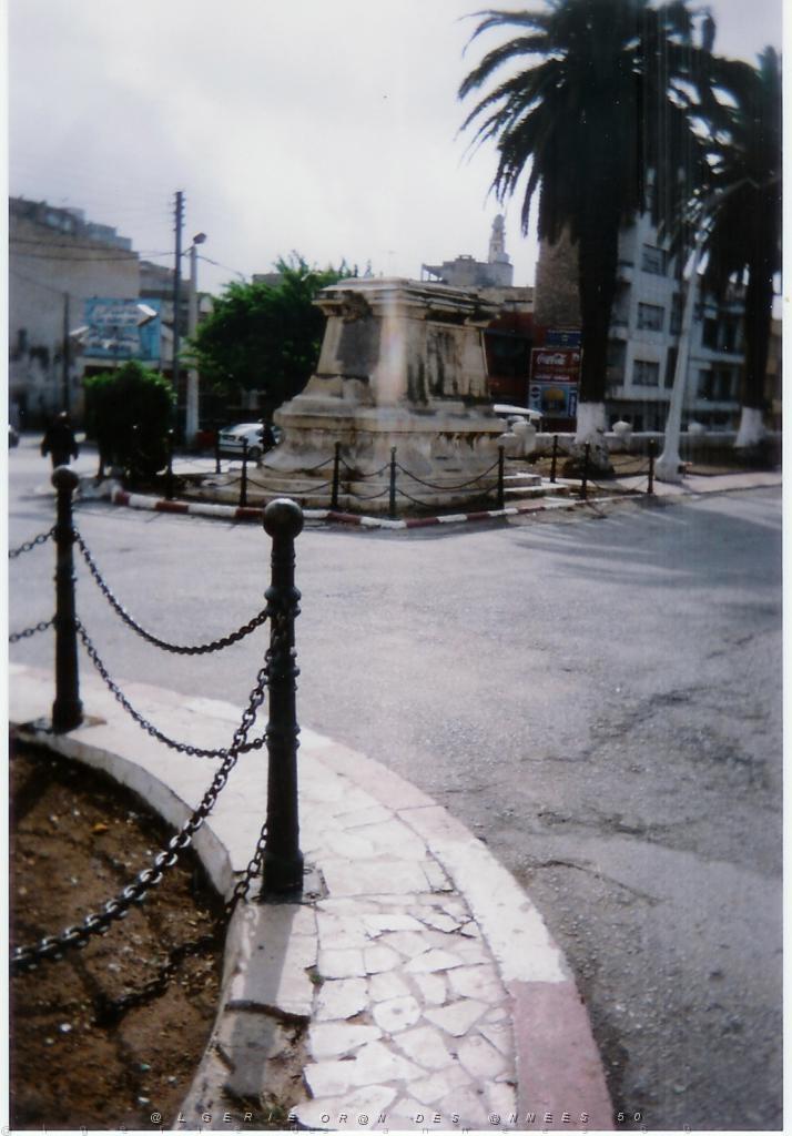 VOYAGE DU 22 29 04 2006 720 gare le monument.jpg